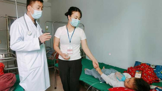Bé trai bị dị tật, dương vật dính vào bìu