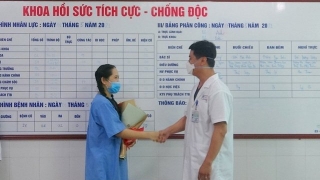 Tình hình sức khỏe của nữ điều dưỡng sốc phản vệ sau khi tiêm vaccine Covid-19