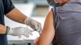 Trì hoãn tiêm vaccine COVID-19: Mối nguy hiện hữu