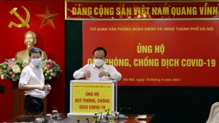 Văn phòng Đoàn đại biểu Quốc hội và HĐND thành phố Hà Nội ủng hộ Quỹ phòng, chống dịch COVID-19