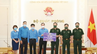 Bộ Quốc phòng tiếp nhận 2 tỷ đồng do Tổng Liên đoàn Lao động Việt Nam hỗ trợ Ban Chỉ đạo phòng, chống dịch COVID-19