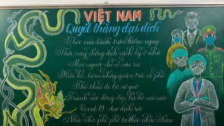 Thầy giáo 9X vẽ tranh trên bảng cổ động phòng chống COVID-19