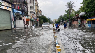 Mưa lớn, đường ra sân bay Tân Sơn Nhất mênh mông biển nước