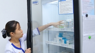 Việt Nam : Nhận 174 tủ lạnh chuyên bảo quản vaccine