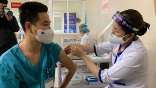 Chuyên gia lý giải vì sao tiêm đủ 2 mũi vaccine vẫn có khả năng nhiễm COVID-19