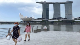 Singapore điều chỉnh tái mở cửa do Covid-19 bùng phát