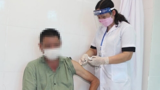 TP.HCM: Một nhân viên bị tiêm 2 mũi vaccine COVID-19 liên tiếp