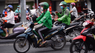 TP.HCM: Tạm dừng xe ôm công nghệ, shipper hoạt động bình thường
