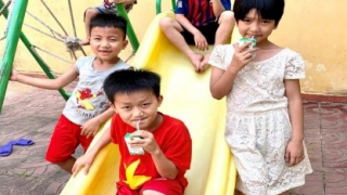 Quỹ sữa Vươn cao Việt Nam mang lại nụ cười hạnh phúc cho trẻ thơ trong mùa dịch