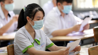 TPHCM: Thí sinh ngất xỉu tại phòng thi, test nhanh phát hiện dương tính với COVID-19