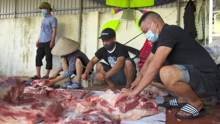 Hưng Yên: Người dân mổ lợn chia cho các hộ dân bị cách ly, phong tỏa