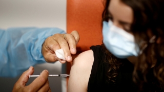 EU cân nhắc tiêm trộn vaccine COVID-19