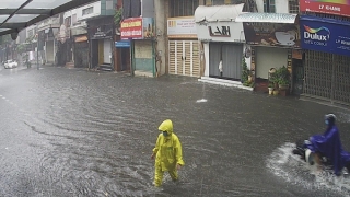 Hà Nội: Đường phố vắng tanh trong chiều mưa lớn, một số tuyến phố bị ngập