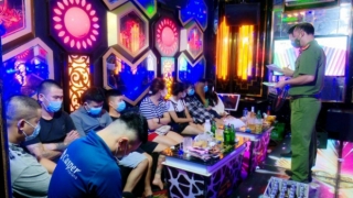 Quảng Ninh: 30 thanh niên tụ tập hát karaoke trong đợt dịch COVID-19