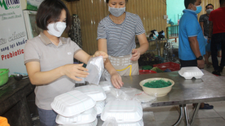 Thanh Hóa: Hàng trăm xuất cơm tình nguyện mỗi ngày 'tiếp sức' bà con ở khu cách ly