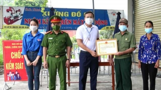 Hà Nội: Lãnh đạo huyện Sóc Sơn tặng giấy khen động viên lực lượng các chốt kiểm soát dịch COVID-19