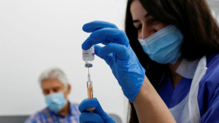 Anh phân vân giữa tiêm mũi tăng cường và chia sẻ vaccine với thế giới