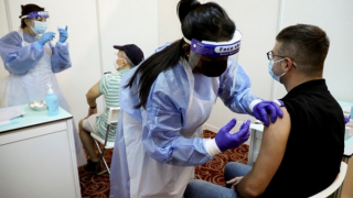 Malaysia nới hạn chế với người tiêm vaccine COVID-19