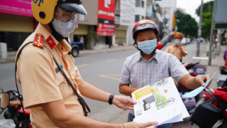 Hà Nội: Siết chặt kiểm soát giấy đi đường
