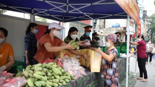 “Chợ 0 đồng” đến với người dân khó khăn ở Hà Nội