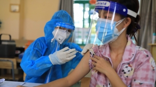 Trà Vinh tiêm vaccine phòng COVID-19 cho hơn 30 nghìn công nhân, lao động