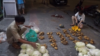 Đà Nẵng: Phân phát rau củ xuyên đêm vì sợ bà con thiếu thốn