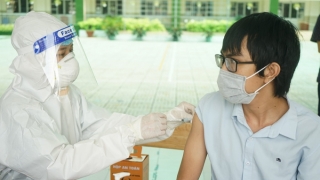 Người dân TP Hồ Chí Minh xếp hàng chờ tiêm vaccine Vero Cell