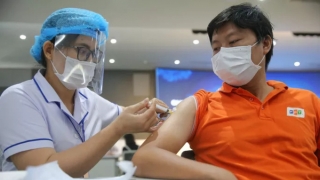 Vì sao Việt Nam chưa tiêm vaccine COVID-19 cho người dưới 18 tuổi?