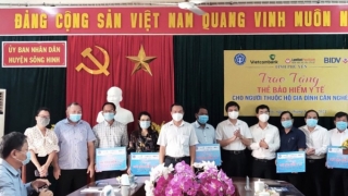 Phú Yên: Các hộ cận nghèo tại 3 huyện được trao hơn 3500 thẻ bảo hiểm y tế