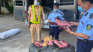 Lạng Sơn thu giữ 860 kg xúc xích nhập lậu