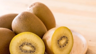 Có nên ăn kiwi cả vỏ?