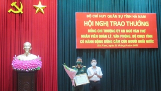 Trao thưởng Thượng úy Ngô Văn Thứ vì hành động dũng cảm cứu người đuối nước