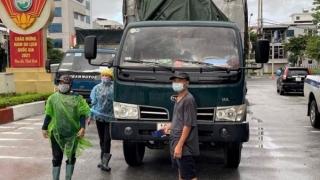 Tuyên Quang phát hiện người trốn trong thùng xe tải thông chốt kiểm dịch