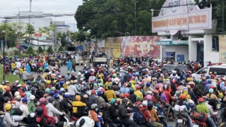 Nỗi lo bùng dịch trở lại do có hàng trăm F0 trong các đoàn người về quê tránh dịch