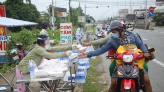 Những tấm lòng nghĩa tình tiếp sức trên nẻo đường người dân về địa phương