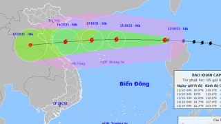 Bão Kompasu giật cấp 13 vào Biển Đông, có khả năng mạnh thêm