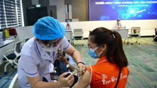 TP HCM: Hơn 75% số người trên 18 tuổi đã tiêm mũi 2 vaccine phòng COVID-19