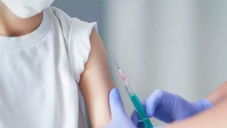 Phụ huynh cần lưu ý gì trước và sau khi trẻ tiêm phòng vaccine COVID-19?