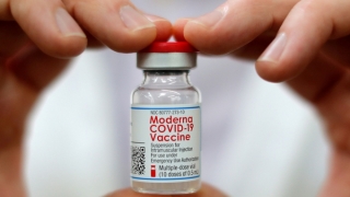 Mỹ dừng phê duyệt vaccine Moderna cho thiếu niên