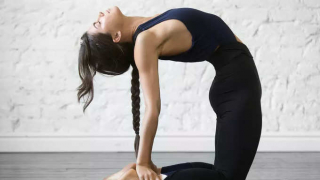 6 tư thế yoga cho mái tóc bóng mượt và khỏe mạnh