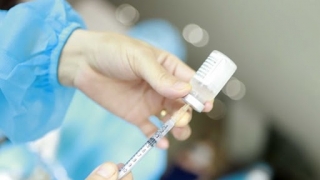 Bình Dương bắt tạm giam 3 tháng đối với 1 bác sĩ thu tiền tiêm vaccine COVID-19