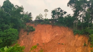 Quảng Ngãi: Lũ quét kèm sạt lở, hàng chục nhà dân có nguy cơ bị “xoá sổ”