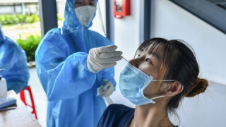 Bình Dương: Công nhân bị trừ lương 4,5 triệu đồng phí xét nghiệm COVID-19
