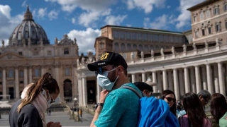 Italy: Xem xét rút ngắn thời gian cách ly với người đã tiêm vaccine ngừa COVID-19