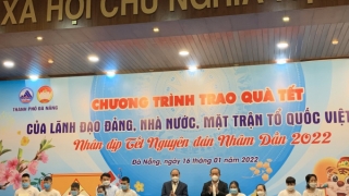 Chủ tịch nước Nguyễn Xuân Phúc tặng quà Tết cho người nghèo tại TP Đà Nẵng