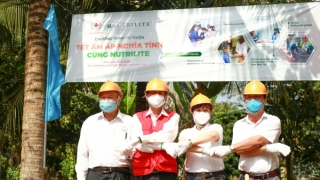 Nutrilite cùng Hội Chữ thập đỏ TP.HCM khám bệnh miễn phí và trao quà Tết cho người dân