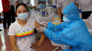 Việt Nam: Chiều 2/2 tiêm được gần 181,6 triệu liều vaccine COVID-19