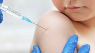 Triển khai tiêm vaccine phòng COVID-19 cho trẻ từ 5 - 11 tuổi từng bước thận trọng chắc chắn