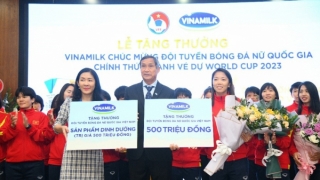 Vinamilk trao thưởng 500 triệu tiền mặt và 2 năm sử dụng sản phẩm cho đội tuyển bóng đá nữ Việt Nam