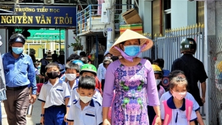 Cà Mau test nhanh COVID-19 cho học sinh và tổ chức học bán trú